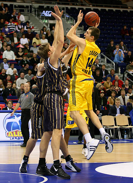 让三追四！山东4-3大逆转梅州，泽卡梅开二度，卡扎尔绝杀.